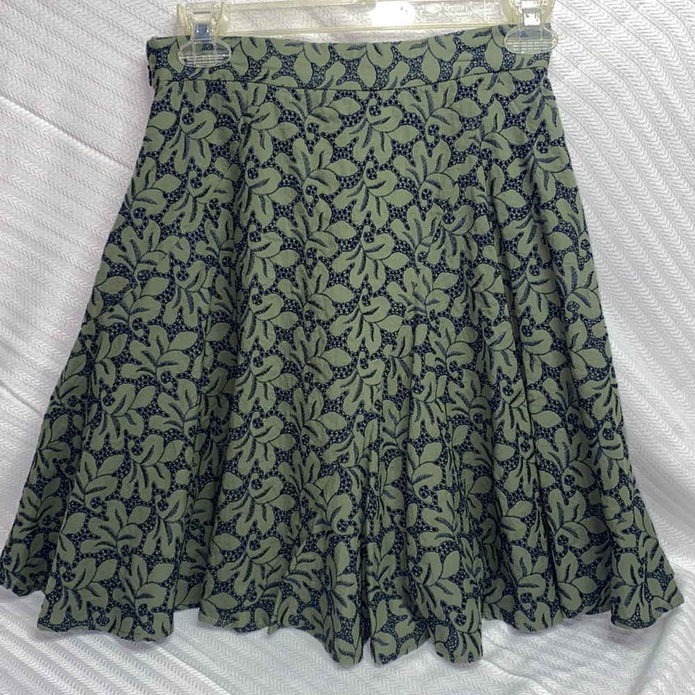 Anne Taylor Navy & Green Floral Skirt. Cotton eyelet. Size 00P. 13 x 19 inches